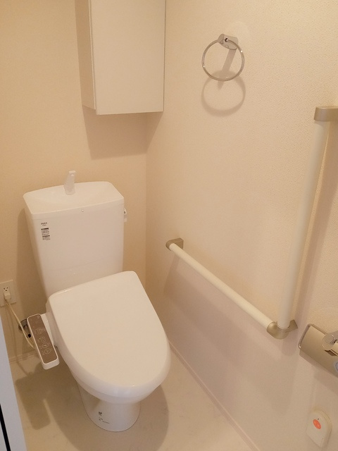 （シニア限定）ノーブル　レジデンスのトイレ|手摺付きでつまづき防止。暖房便座。ウォシュレット付。