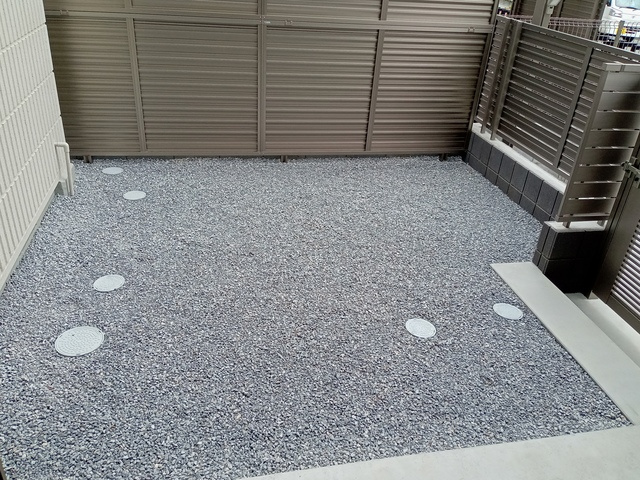 （シニア限定）ノーブル　レジデンスの庭|防草シートの上に砂利をひいた雑草の生えにくいお部屋です。