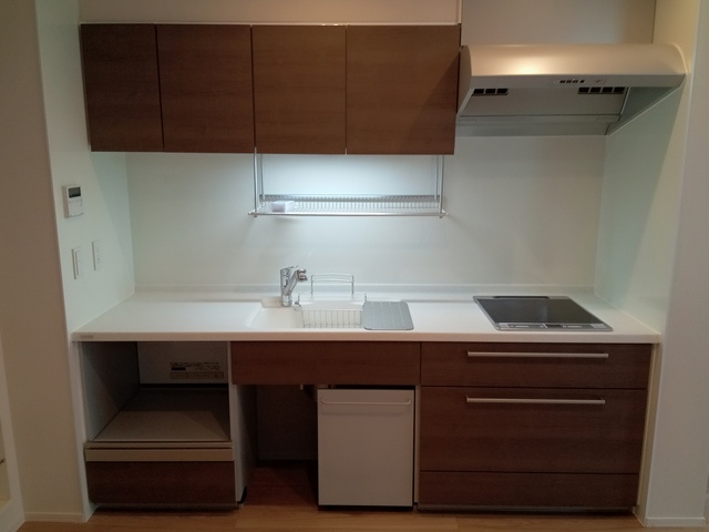 （シニア限定）ノーブル　レジデンスのキッチン|座りながら作業が出来るキッチンです。IHで火災予防に配慮。