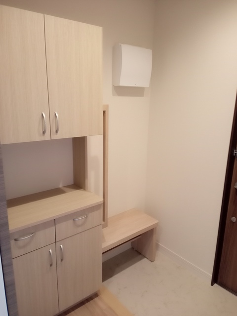 （シニア限定）ノーブル　レジデンスの玄関|手摺と椅子で立ち座りを補助。靴履き替え時の転倒防止。