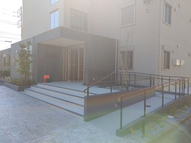 （シニア限定）Ｌａｕｌｅａ　ｈａｌｅ（ラウレアハレ）のエントランス|アプローチにスロープのあるエントランス