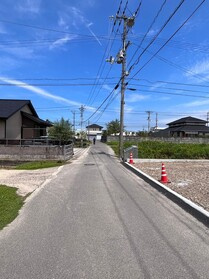 売土地の前面道路含む現地写真