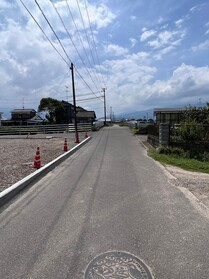 売土地の前面道路含む現地写真