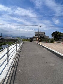 売土地の前面道路含む現地写真