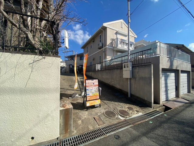 川西市寺畑２丁目 建築条件付土地の前面道路含む現地写真|・前道ゆったり約5.8ｍ・接道は少しスリムですが工夫次第！