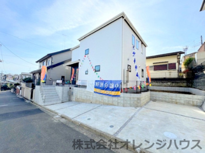 【前面道路含む現地写真】 | 海老名市国分寺台4丁目　新築分譲住宅　全1棟 | ゆったりとした住空間を確保し、車の出し入れもしやすい設計となっております。通り抜けのない立地ですので、お子様の飛び出しや駐車の苦手な方も安心した生活を送ることができます。