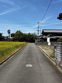 売土地の前面道路含む現地写真