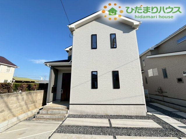 本庄市本庄4丁目　新築一戸建て　いろどりアイタウン　01の外観|デザイン性に優れており、街並みに溶け込む洗練された外観! 
駐車スペースが広いので、車の出し入れもスムーズですよ♪