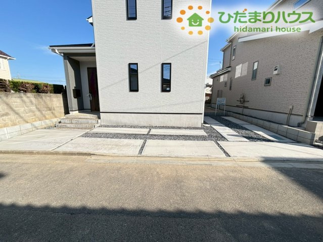 本庄市本庄4丁目　新築一戸建て　いろどりアイタウン　01の駐車場|南側から陽が当たり、玄関への出入りもスムーズな駐車スペース！
複数台駐車可能なので、お友達が来ても安心ですね♪