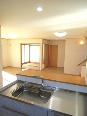 【居間・リビング】 | 中古戸建　甲府市白井町 | こちらのリビングで趣味の時間をお楽しみください