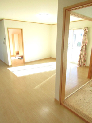 【居間・リビング】 | 中古戸建　甲府市白井町 | 居間です