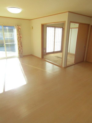 【居間・リビング】 | 中古戸建　甲府市白井町 | 使いやすい居間です