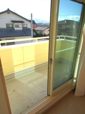 【バルコニー】 | 中古戸建　甲府市白井町 | 外からの目が気にならないバルコニーで洗濯物が干せます