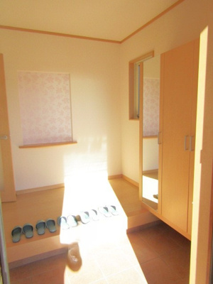 【玄関】 | 中古戸建　甲府市白井町 | シンプルで使いやすい玄関です