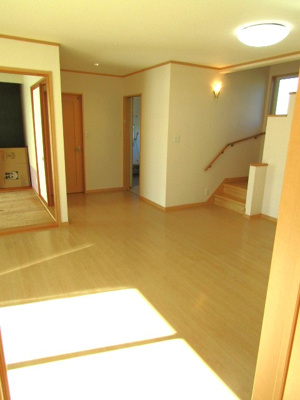 【居間・リビング】 | 中古戸建　甲府市白井町 | ゆったりとした居間です