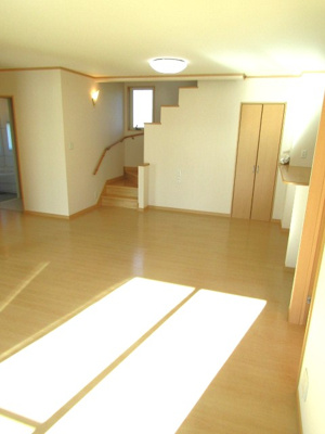 【居間・リビング】 | 中古戸建　甲府市白井町 | ゆったり過ごせる居間です