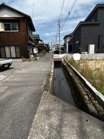 売土地の前面道路含む現地写真