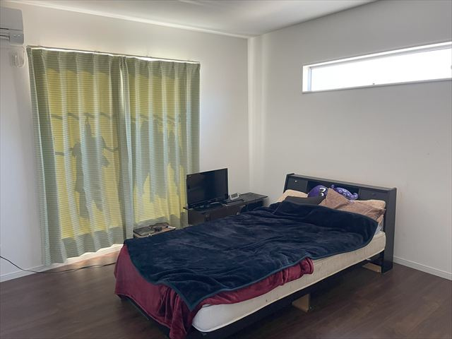 直方市大字植木戸建ての洋室|落ち着いた色調の洋室です