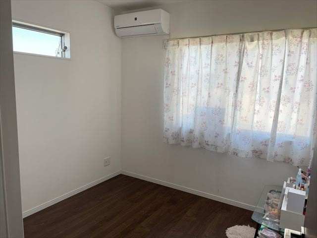 直方市大字植木戸建ての洋室|コンパクトで使いやすい洋室です