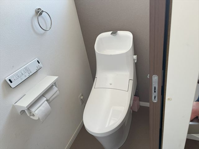 直方市大字植木戸建てのトイレ|ゆったりとした空間のトイレです