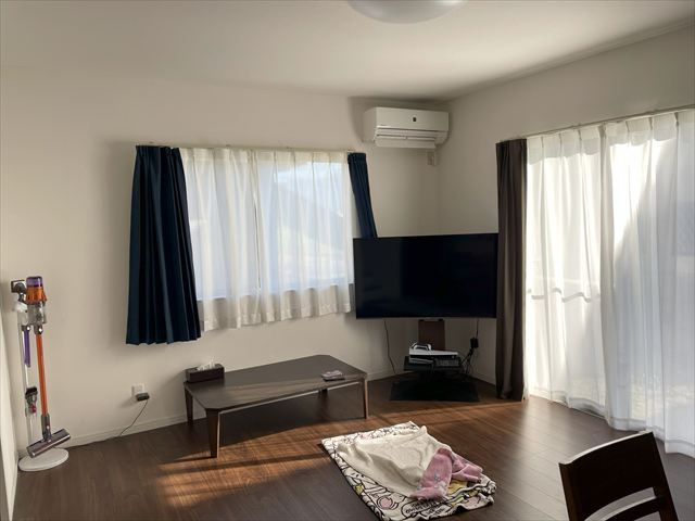 直方市大字植木戸建ての居間・リビング|こちらのリビングで趣味の時間をお楽しみください