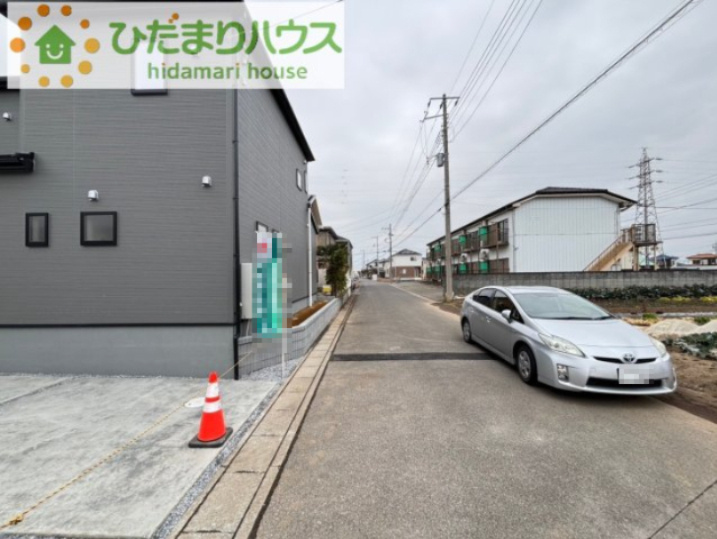 本庄市小島3丁目　新築一戸建て　リーブルガーデン　01の前面道路含む現地写真