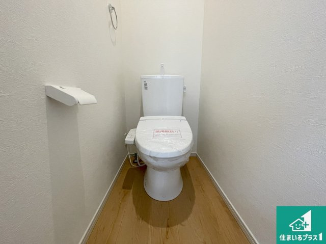 豊中市利倉　第1期　新築一戸建てのトイレ|1・2階の2ヶ所にあるので、朝の忙しい時間の順番待ちもなく、深夜の利用にも大変便利です。