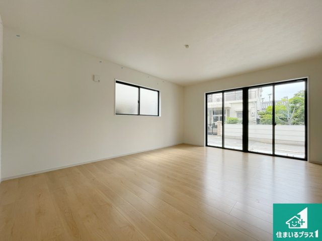 豊中市利倉　第1期　新築一戸建ての居間・リビング|日当たり良好の明るいリビングで朝の目覚めもスッキリできそう！対面キッチンでご家族のコミュニケーションも自然と増える設計！小さなお子様が遊ぶスペースを作っても広々とくつろげるLDK！