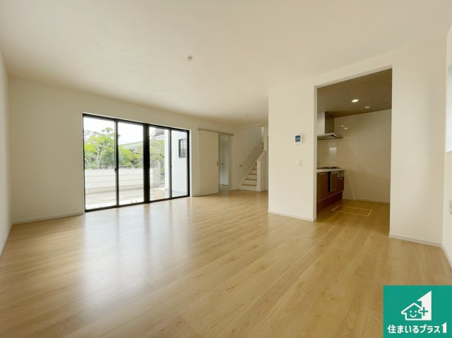 豊中市利倉　第1期　新築一戸建ての居間・リビング|リビングと統一感があり、使い勝手のいいキッチン。広々としているので、二人並んで作業が出来ちゃいます。お子様と一緒に色々なお料理に挑戦できるスペースがあります。