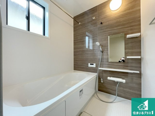 豊中市利倉　第1期　新築一戸建ての浴室|足をゆったり伸ばして寛げる浴槽です。窓が設けられていますので差し込む光が明るく穏やかな雰囲気にしてくれます♪浴室乾燥機も設置しているので、雨の日の洗濯物も安心です♪