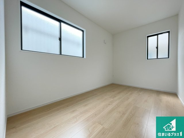 豊中市利倉　第1期　新築一戸建ての洋室|シンプルな洋室は、自分好みのインテリアが楽しめます♪ご家族とインテリアや家具を選びに行くのは新築購入時の醍醐味の一つです。ぜひお楽しみください♪