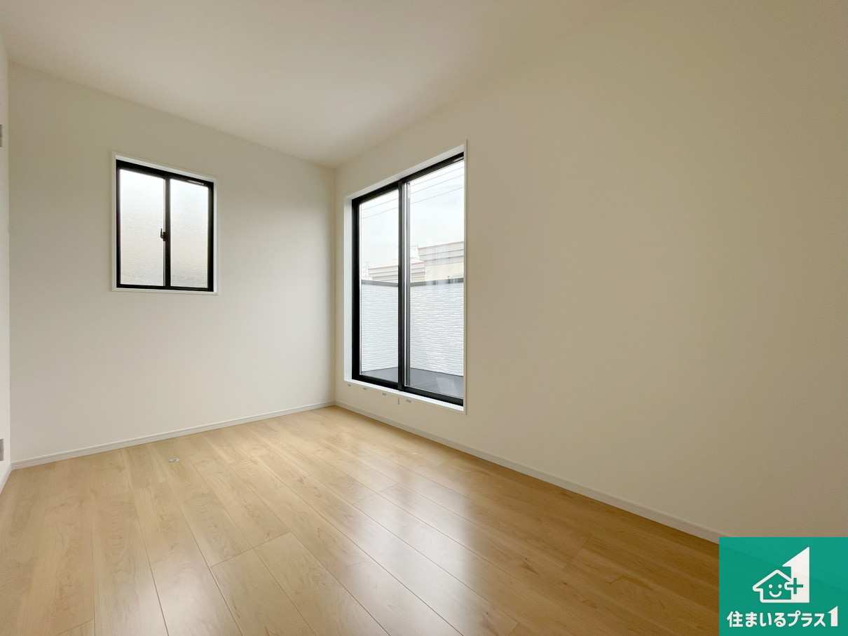 豊中市利倉　第1期　新築一戸建ての洋室|シンプルな洋室は、自分好みのインテリアが楽しめます♪ご家族とインテリアや家具を選びに行くのは新築購入時の醍醐味の一つです。ぜひお楽しみください♪