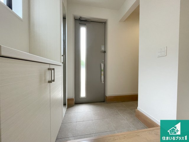 豊中市利倉　第1期　新築一戸建ての外観|シューズボックスにはたくさんの靴が収納できるので玄関周りはいつもスッキリ！ご家族が増えても安心！