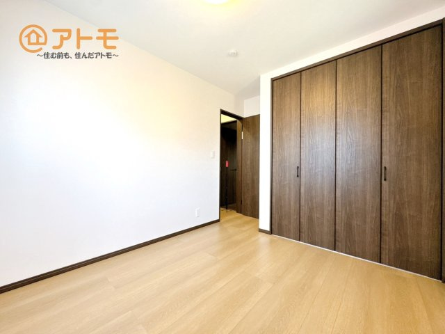 【寝室】 | 沼津市大岡　分譲住宅　1号棟 | 各居室に収納がついているので、部屋の中をすっきり見せることができますね！