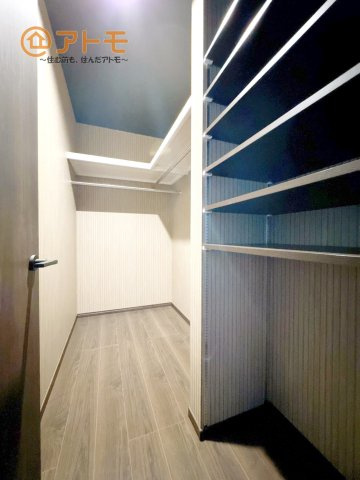 【内装】 | 沼津市大岡　分譲住宅　1号棟 | ハンガーパイプ付きのウォークインクローゼットは季節ものなどを収納することができて便利です♪