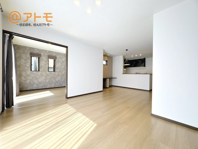 【居間・リビング】 | 沼津市大岡　分譲住宅　1号棟 | 広々と開放的なLDKは、家族が自然と集まる広さ♪お子様のリビング学習にもピッタリ♪