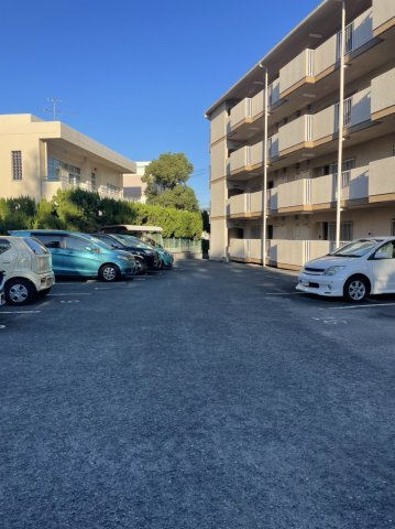 オークヴィラ村上の駐車場