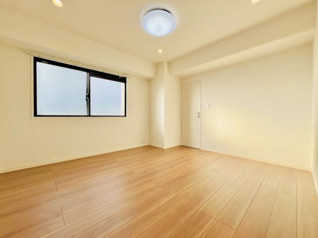 ホーユウパレス前橋文京町の洋室|各居室に収納がありお部屋スッキリ♪