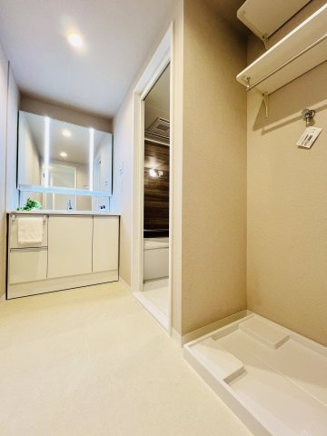 ホーユウパレス前橋文京町の独立洗面台|棚付きのランドリースペース(^^)/