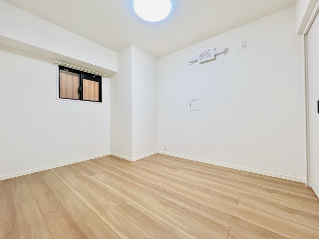 ホーユウパレス前橋文京町の洋室|5.3帖のサービスルームは多目的にお使いいただけます。