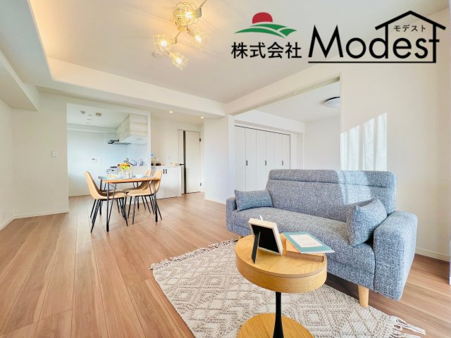 ホーユウパレス前橋文京町の居間・リビング|16.2帖の明るいリビング。
大きなテレビや存在感のあるソファー、ダイニングセットが映えます!(^^)!