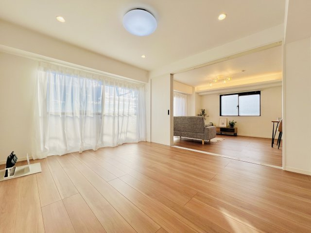 ホーユウパレス前橋文京町の居間・リビング|リビングに隣接する広々7.9帖の洋室♪
陽当たり良好◎