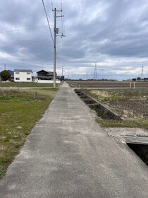 売土地の前面道路含む現地写真