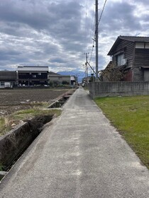 売土地の前面道路含む現地写真