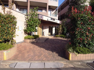 【エントランス】 | スーパーやコンビニ近く買物便利！ペット飼育可能な平成１０年築の新耐震基準マンション、ライオンズガーデンテラス千歳烏山は即日現地案内可能となっておりますので、お気軽にお問い合わせください！