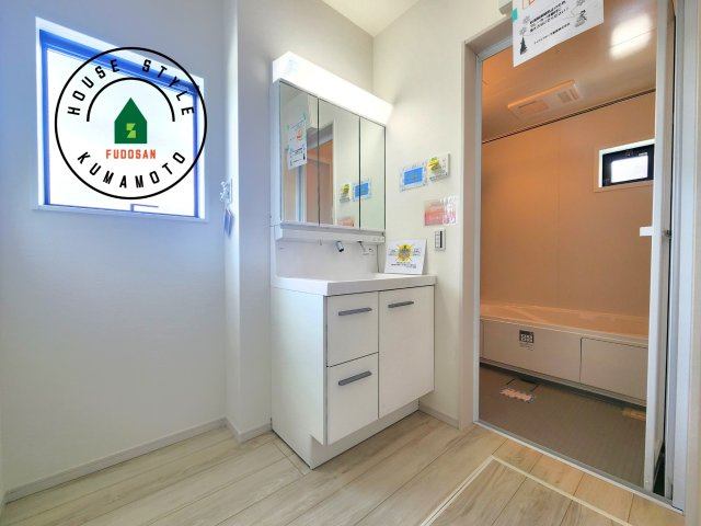 菊池郡大津町第2-1棟（1号棟）　の脱衣所|ゆとりの洗面スペースで朝の身支度もスムーズに。暮らしを快適に変えるシャワー付洗面台です！