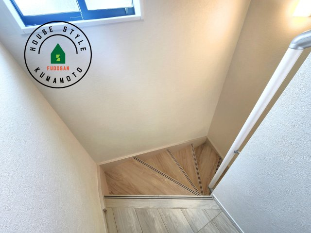 菊池郡大津町第2-1棟（1号棟）　の内装|＜手すり付階段＞手すりがないと階段の昇り降りで危険なことはもちろん、壁に手をつきながら歩くことで壁紙が汚れやすくなります。すべての方に快適に昇り降りしていただくため、手すりを設置しました。