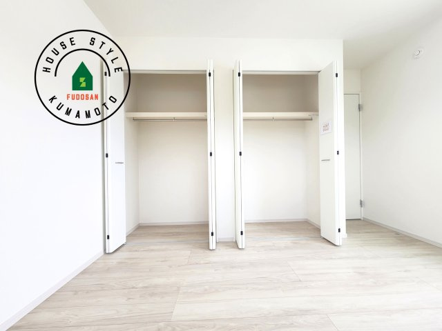 菊池郡大津町第2-1棟（1号棟）　の収納|洋服や大きな荷物が多い方や人数の多いご家族などは、一般的なクローゼットよりもウォークインクローゼットのほうが使い勝手が良いです。