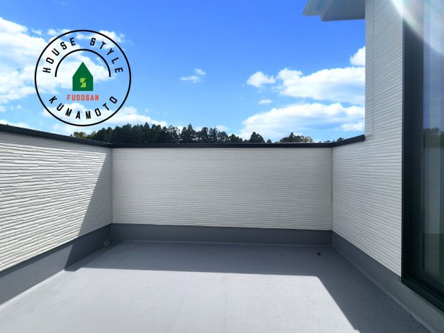 菊池郡大津町第2-1棟（1号棟）　のバルコニー|風をしっかりと感じられるバルコニーでは、毎日が洗濯日和です。広々としているので洗濯も楽しくなるでしょうし、気分転換にバルコニーからの眺めを楽しむのもいいでしょう。