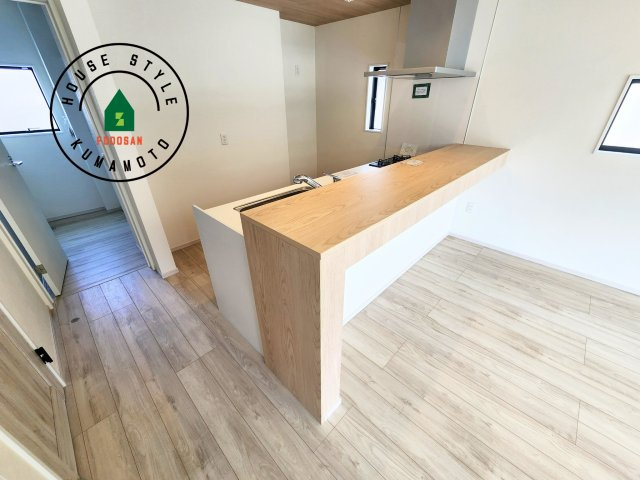 菊池郡大津町第2-1棟（1号棟）　のダイニング|キッチンから立ち込める香りが今日の料理を期待させます。